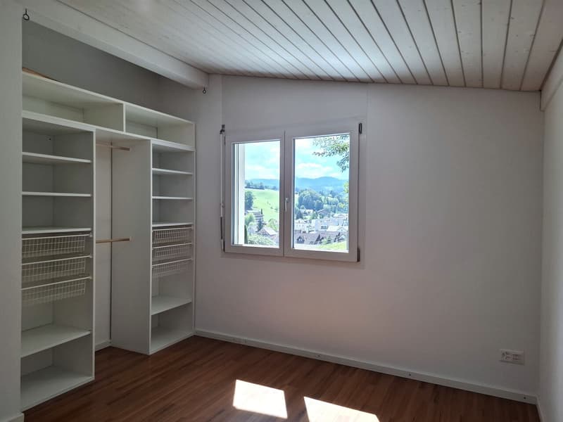 Elternschlafzimmer mit offenem Kleiderschrank