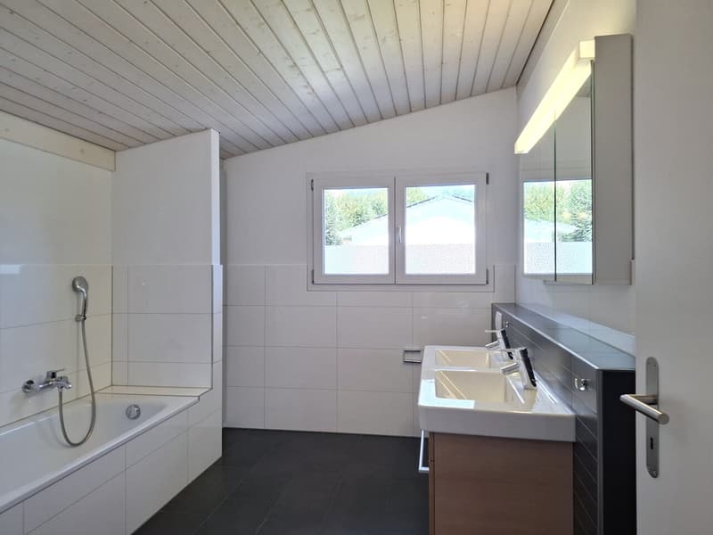 Badezimmer mit Badewanne und Dusche