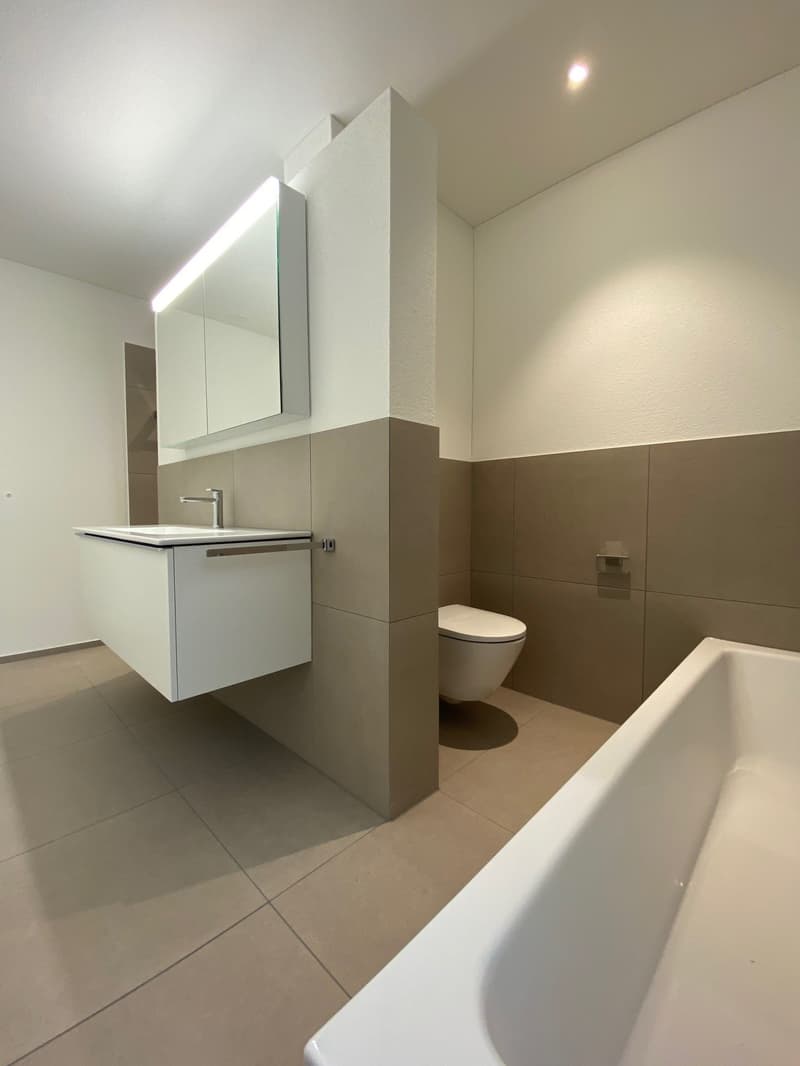 Badzimmer mit Dusche und Badewanne