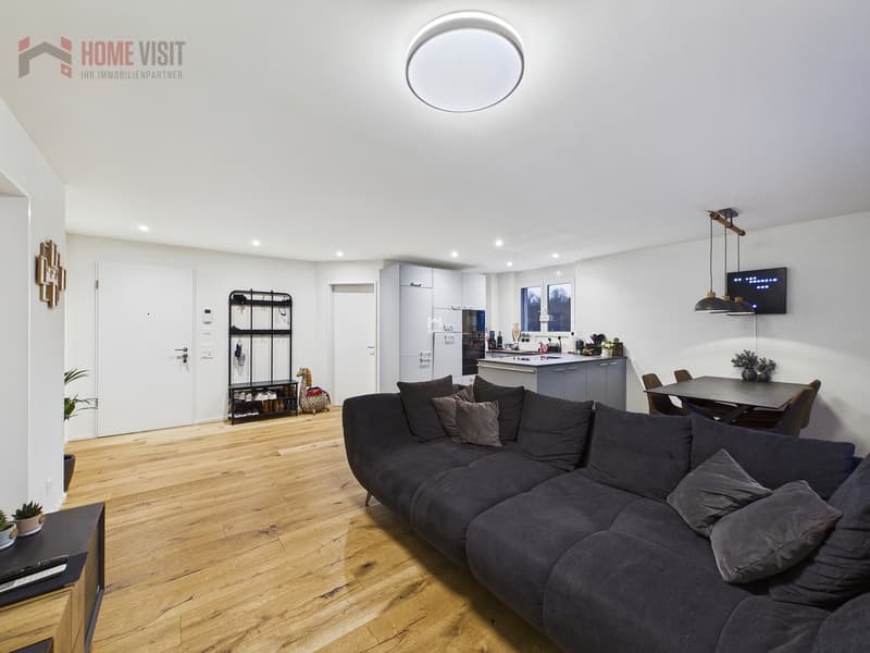Wohnzimmer mit Essbereich und Küche