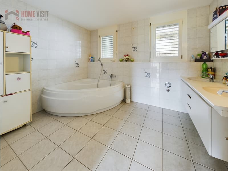 Badezimmer mit Eck-Badewanne