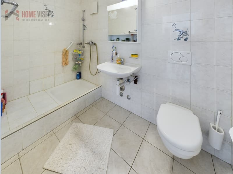 Badezimmer mit Dusche