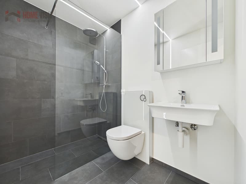 Modernes Badezimmer mit barrierefreier Regendusche