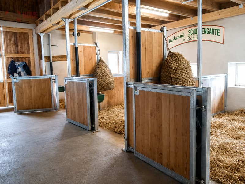 Hochwertige Stallanlage für bis zu vier Pferde