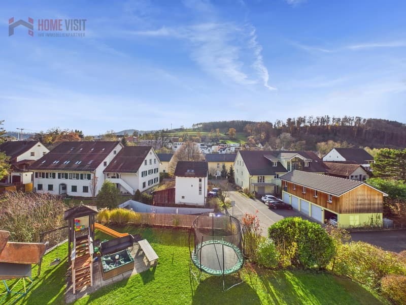 Traumhafte Aussicht vom sonnigen Balkon