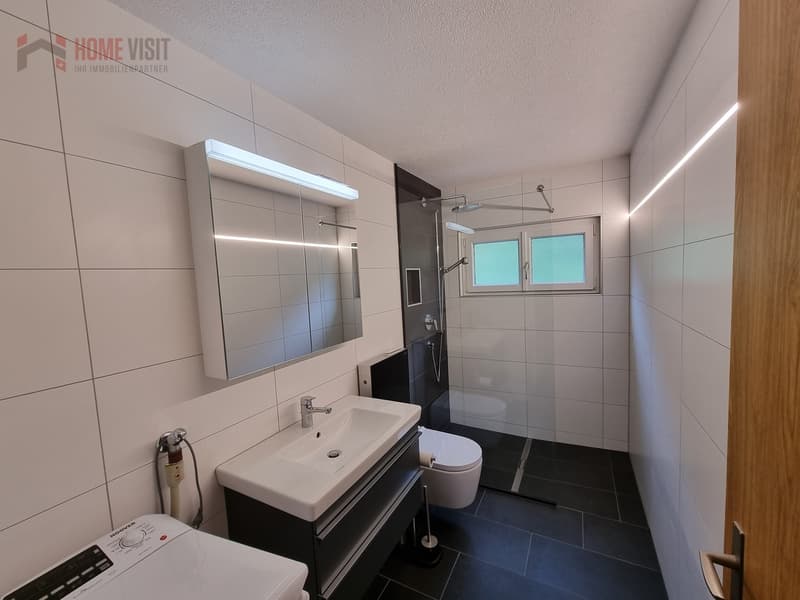 Badezimmer mit Bodenebener Dusche