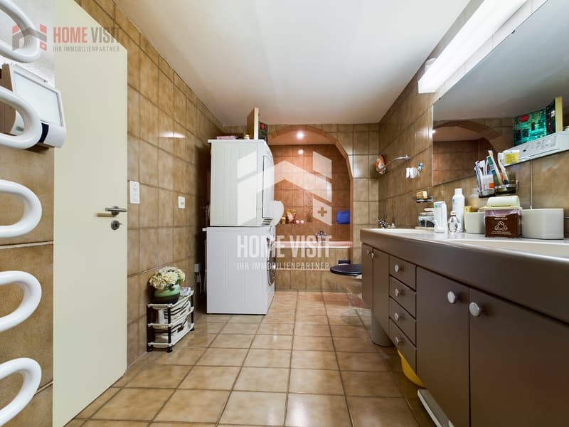Badezimmer mit Badewanne und Dusche