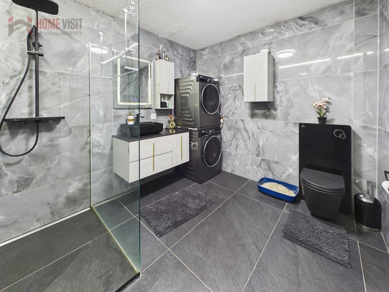 Badezimmer mit Dusche und Badezimmer