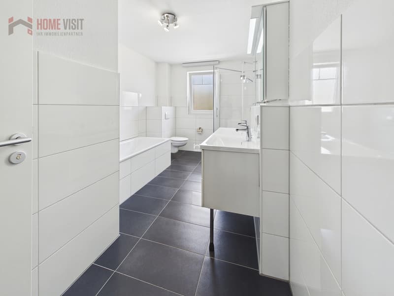 Badezimmer mit Dusche und Badewanne OG