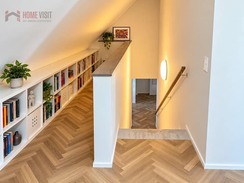 Heller Dachbodenflur mit Bücherregal