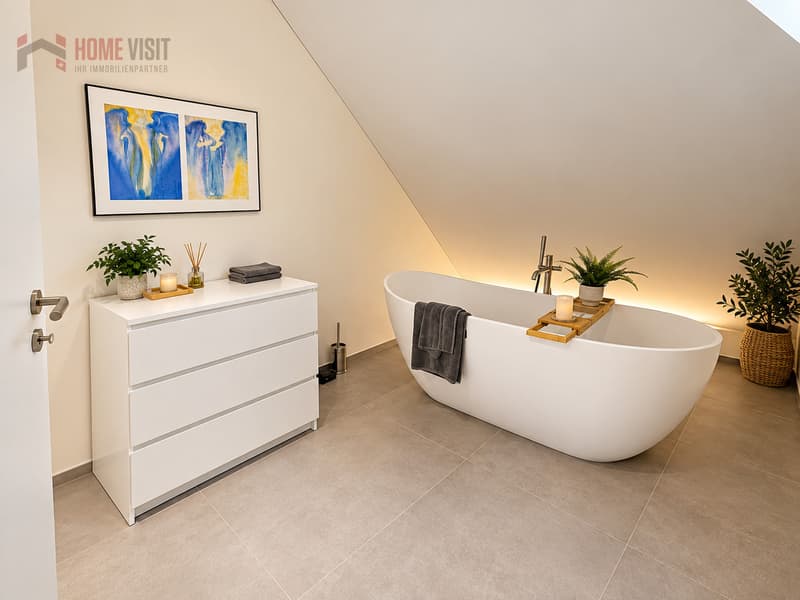 Minimalistisches Dachbad mit freistehender Wanne
