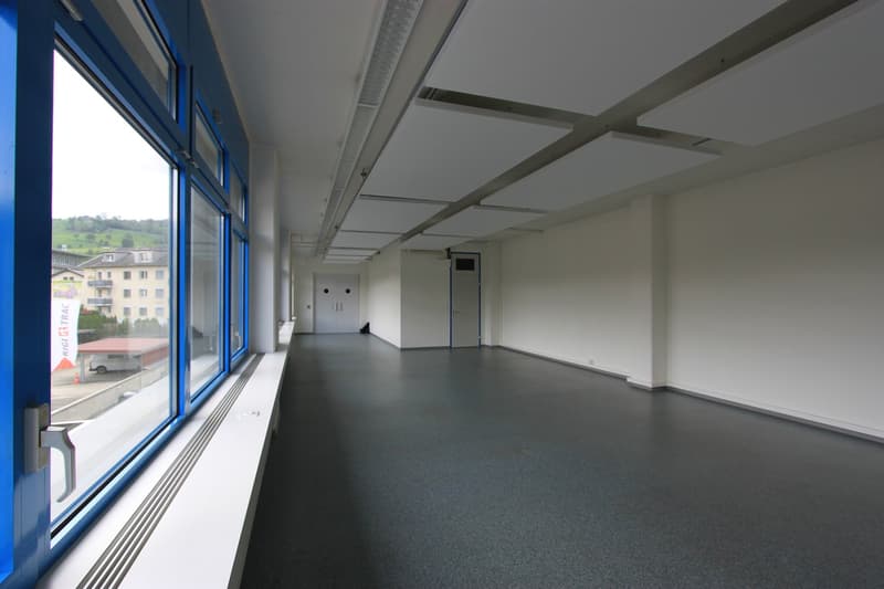 Vorderes Büro mit grosser Fensterfront