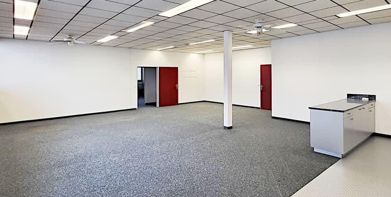 Ausgebautes und bezugsbereites Büro mit mehreren Einzelräumen! (2)