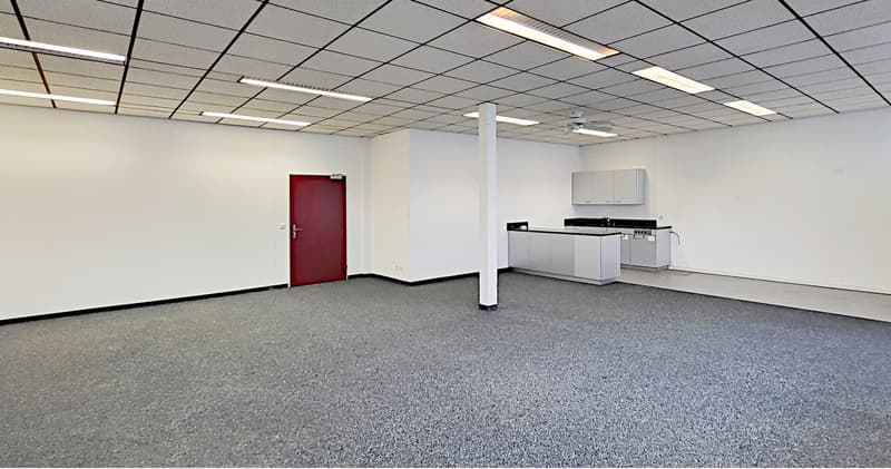 Ausgebautes und bezugsbereites Büro mit mehreren Einzelräumen! (1)