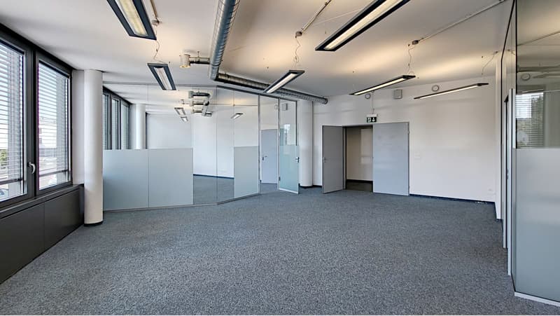 Hochwertige Büroflächen mit Open Space und Abtrennung/Sitzungszimmer (1)
