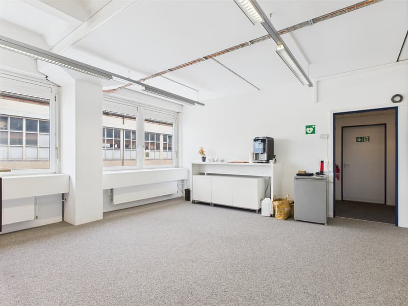 large room, carpeted floor, windows, office furniture, emergency sign, fire extinguisher