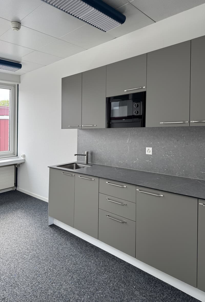 Preiswerte Bürofläche mit 318 m² – ideal für KMU oder Kombination mit Lager (11)