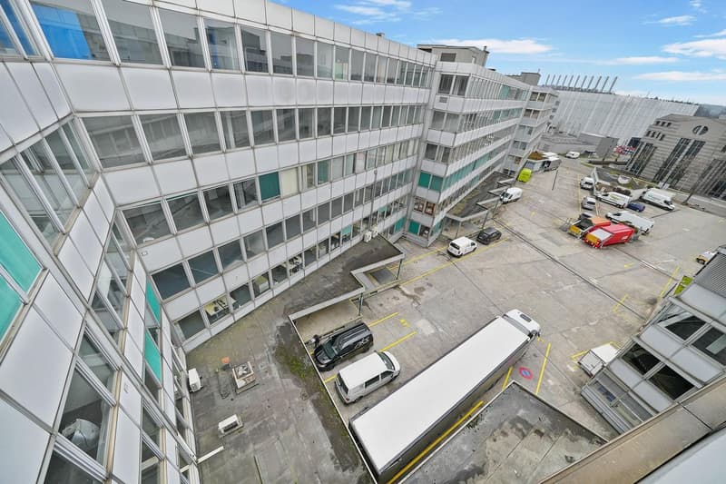 "Bezugsfertige Gewerbefläche mit 1'000 kg/m² Bodenlast!" (15)