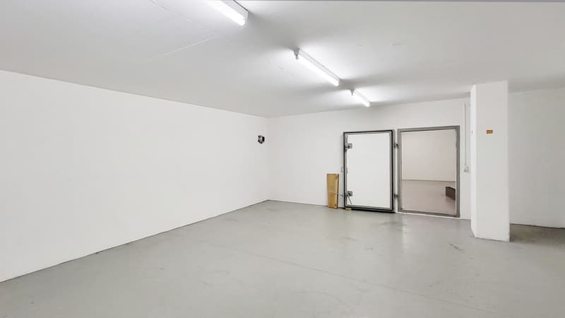 "110m² Lagerfläche mit Anlieferung in Glattbrugg!" (2)
