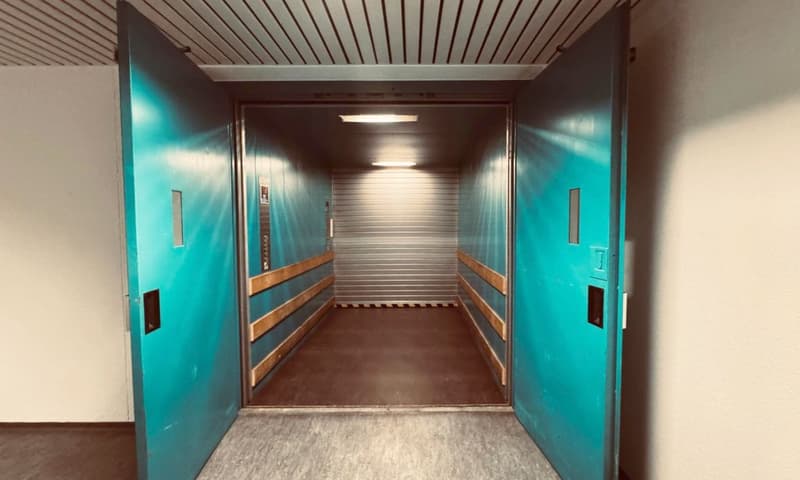 Gewerbe- & Lagerfläche (147 m²) mit ebenerdiger Anlieferung und grossem Warenlift (8)