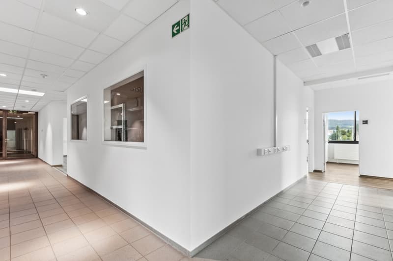 Espace de bureau spacieux (6)