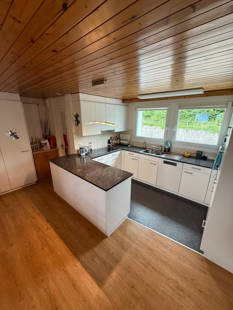 Grosszügige 5.5-Zimmer-Wohnung an ruhiger Lage in Niederteufen (4)