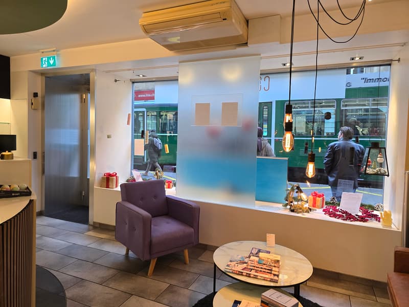 Schaufenster mit Wartebereich