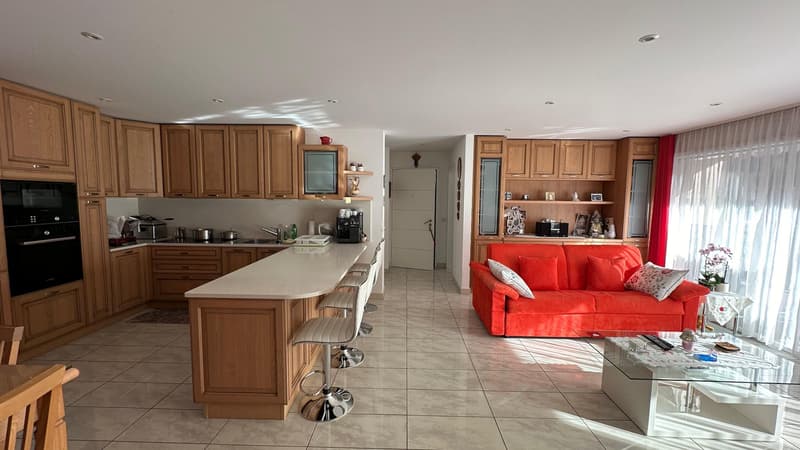 Ampio e luminoso appartamento 2.0 loc in vendita a Grono (2)