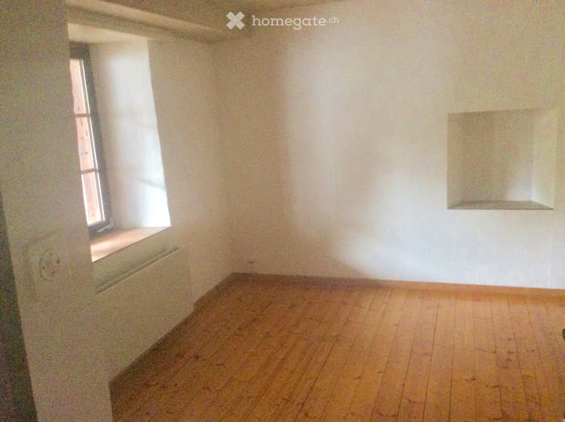 Grand appartement de trois pièces avec poêle en faïence (3)