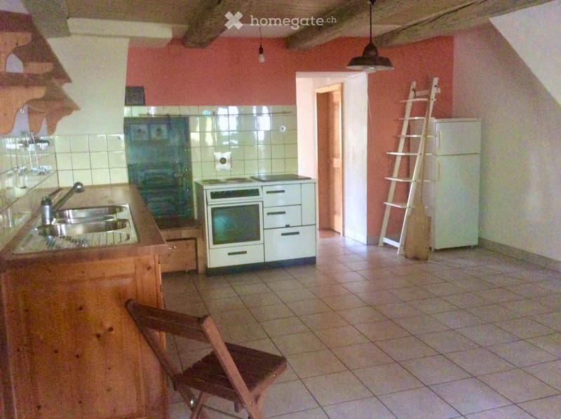 Grand appartement de trois pièces avec poêle en faïence (2)