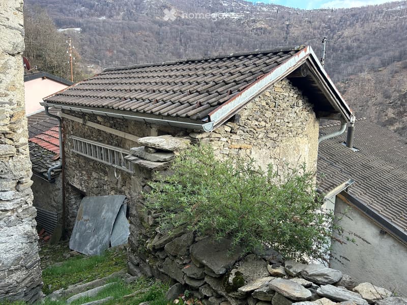 Rustico da riattare nel nucleo di Medeglia (2)