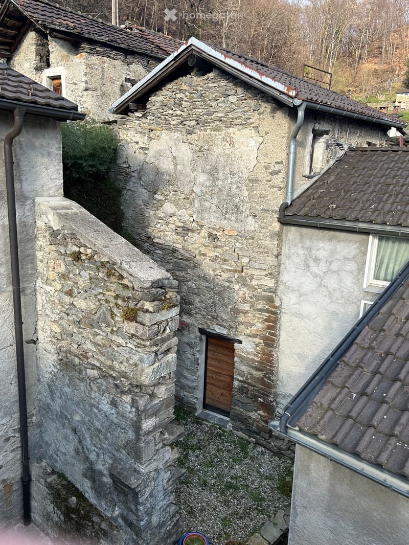 Rustico da riattare nel nucleo di Medeglia (3)