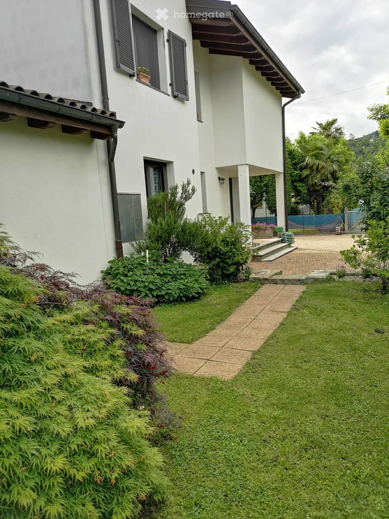 "VILLA DI 5.5 LOCALI CON INCANTEVOLE GIARDINO A LIGORNETTO" (4)