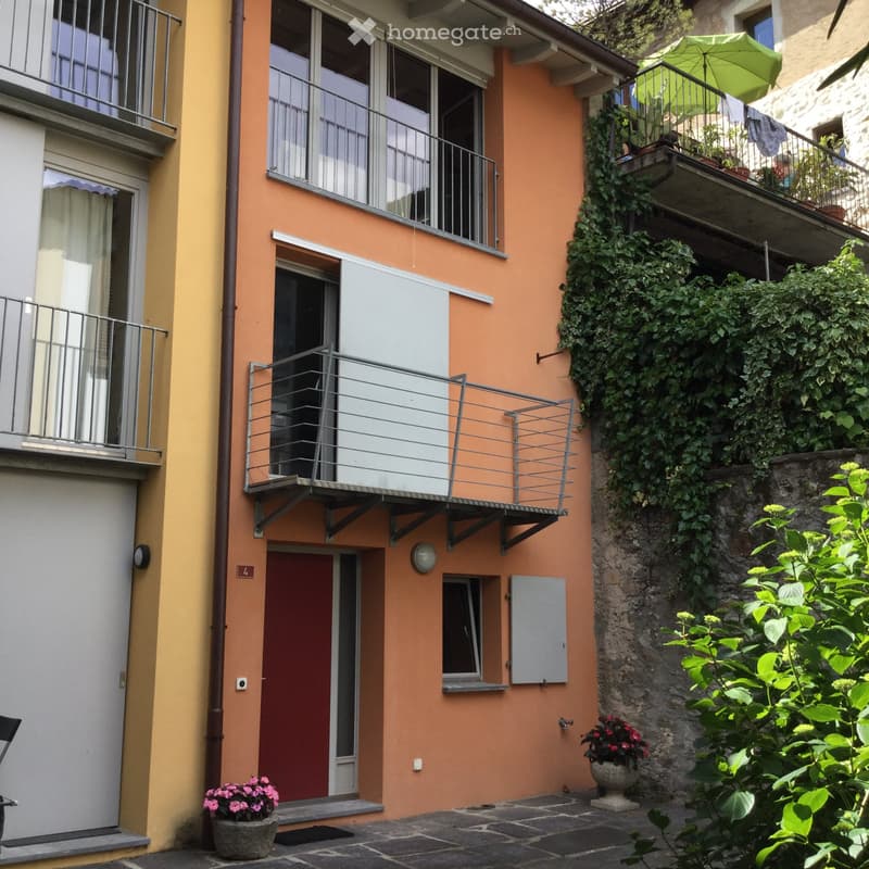 Pura vendesi casa di recente costruzione (1)