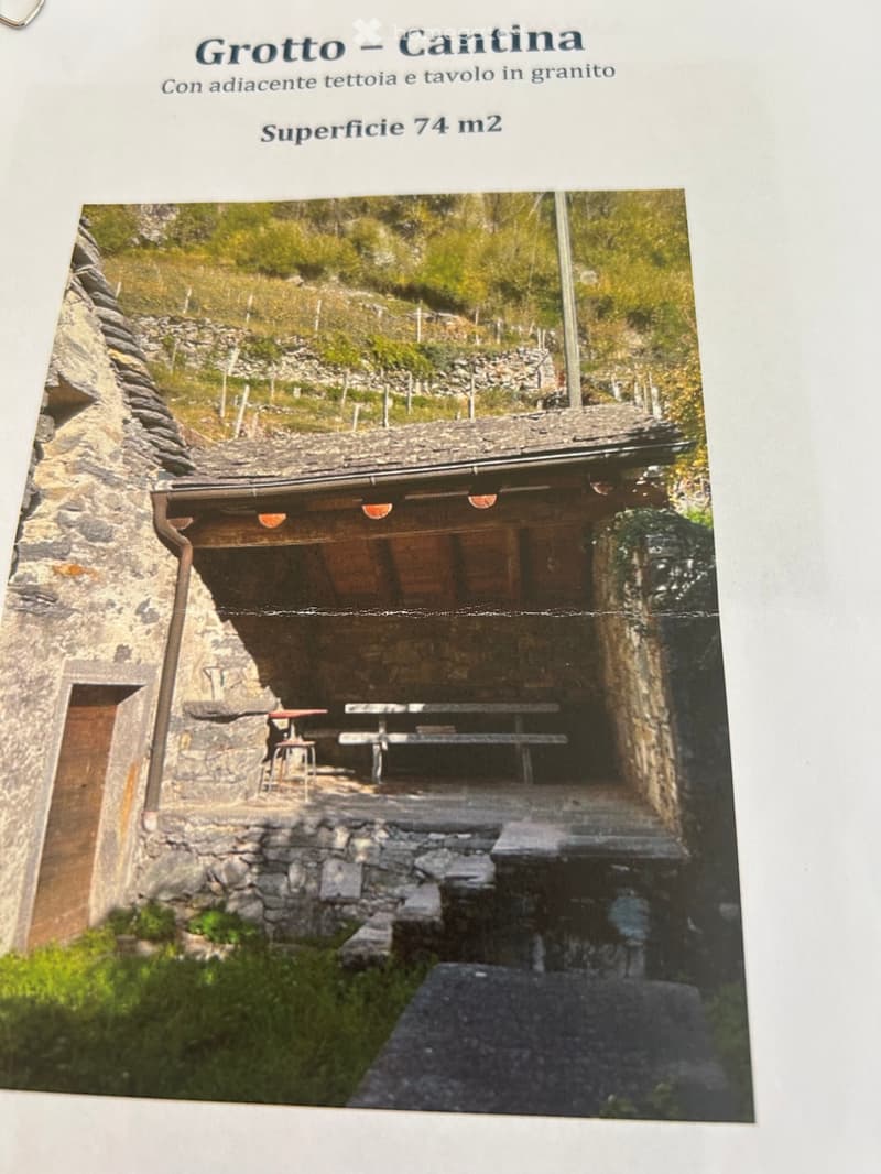 Grotto-cantina naturale - tettoia con tavolo in granito (1)