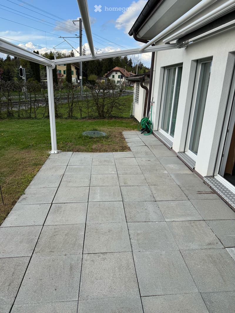 Moderne grosszügige 3.5 Zi Wohnung mit Garten (2)