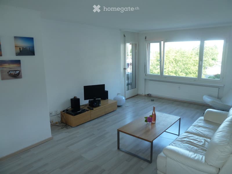 Tolles Zimmer mit Balkon in einer geräumigen 3,5 Zi-Wohnung (4)