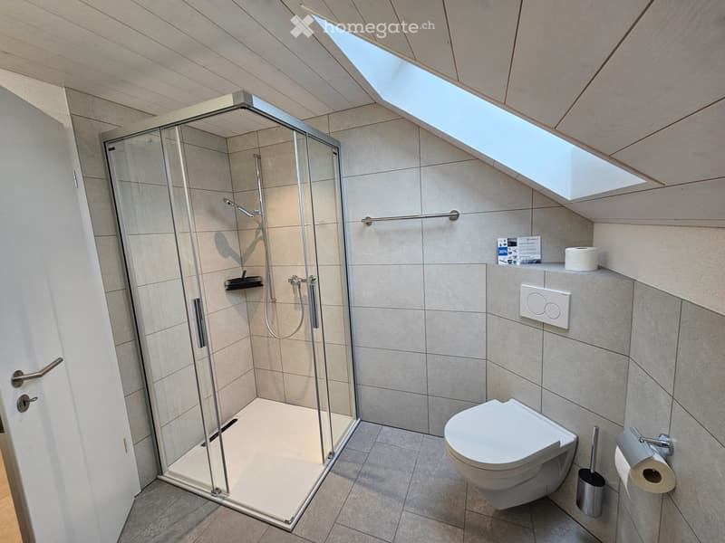 Charmante 2.5-Zimmer-Dachwohnung in Belp (3)