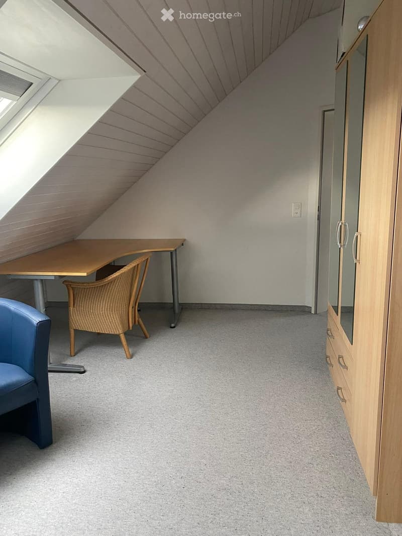 Zimmer zu vermieten. Bade und Wohnzimmer sind inklusive (2)