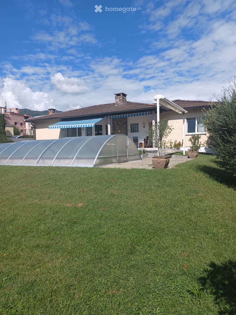 Einfamilienhaus mit Pool und grossem Garten in Caslano (1)