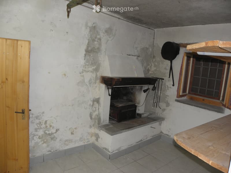Casa nel nucleo di Mesocco con garage, parcheggio, giardino. (5)