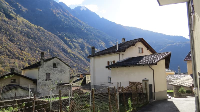Casa nel nucleo di Mesocco con garage, parcheggio, giardino. (3)