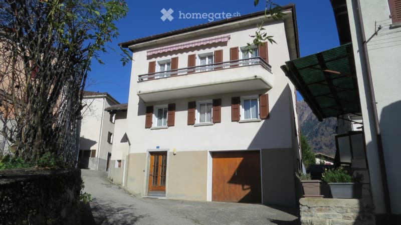 Casa nel nucleo di Mesocco con garage, parcheggio, giardino. (1)