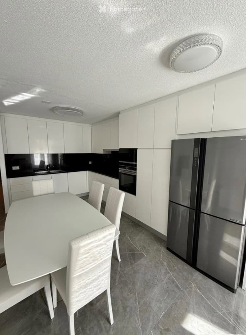Luxuriöse 3.5-Zimmerwohnung an ruhiger Lage in Ipsach (3)