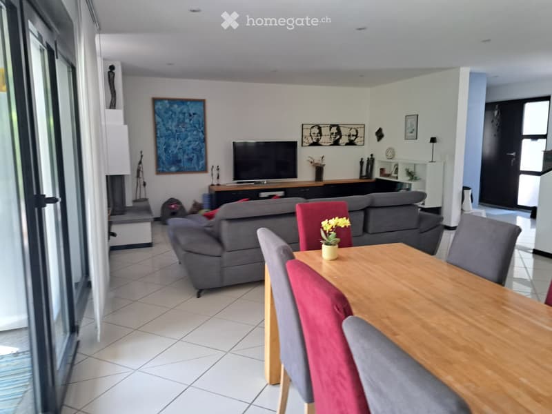 Vendesi ampia casa unifamiliare in zona intima a Grono (4)