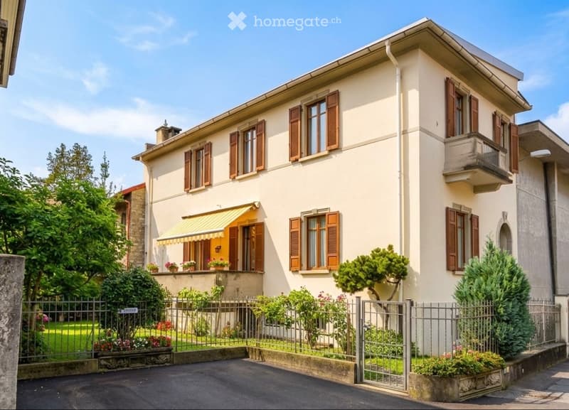 Elegante casa unifamiliare con parcheggi e giardino (1)
