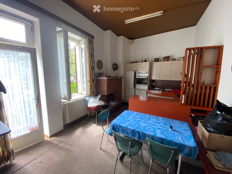 Elegante casa unifamiliare con parcheggi e giardino (4)