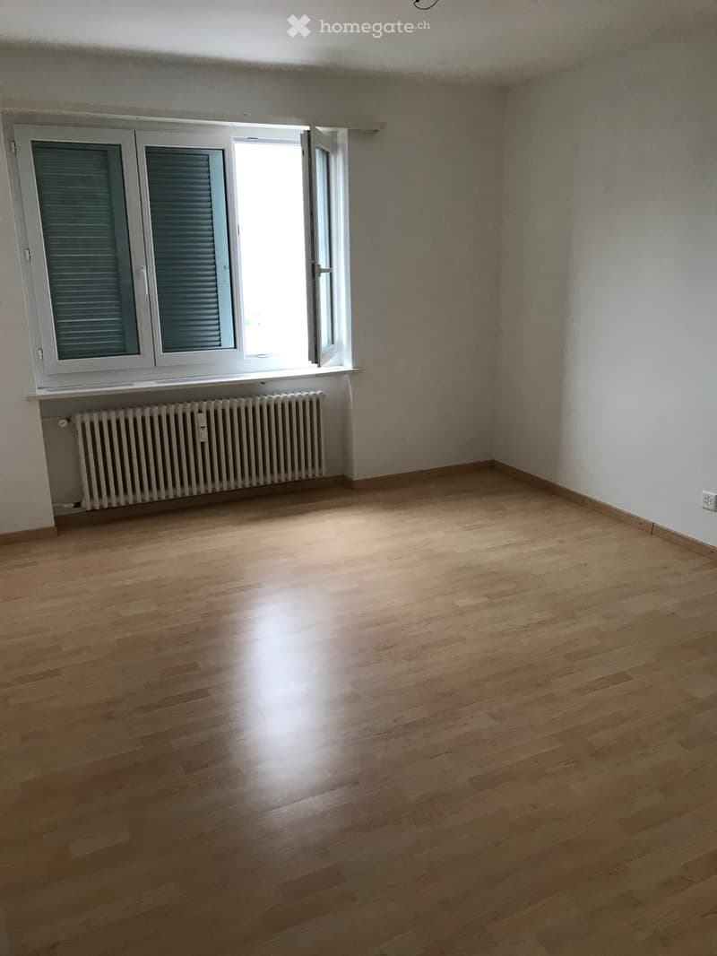 Praktische 3,5 Zimmer Wohnung mit Balkon und Garage (2)