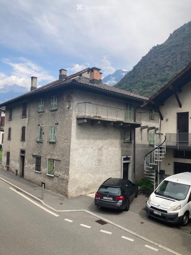 Rustico di tre piani in centro (1)