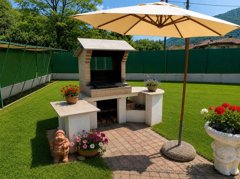 VENDESI VILLA DA 330 MQ CON GIARDINO PRIVATO DA 1550 MQ (5)